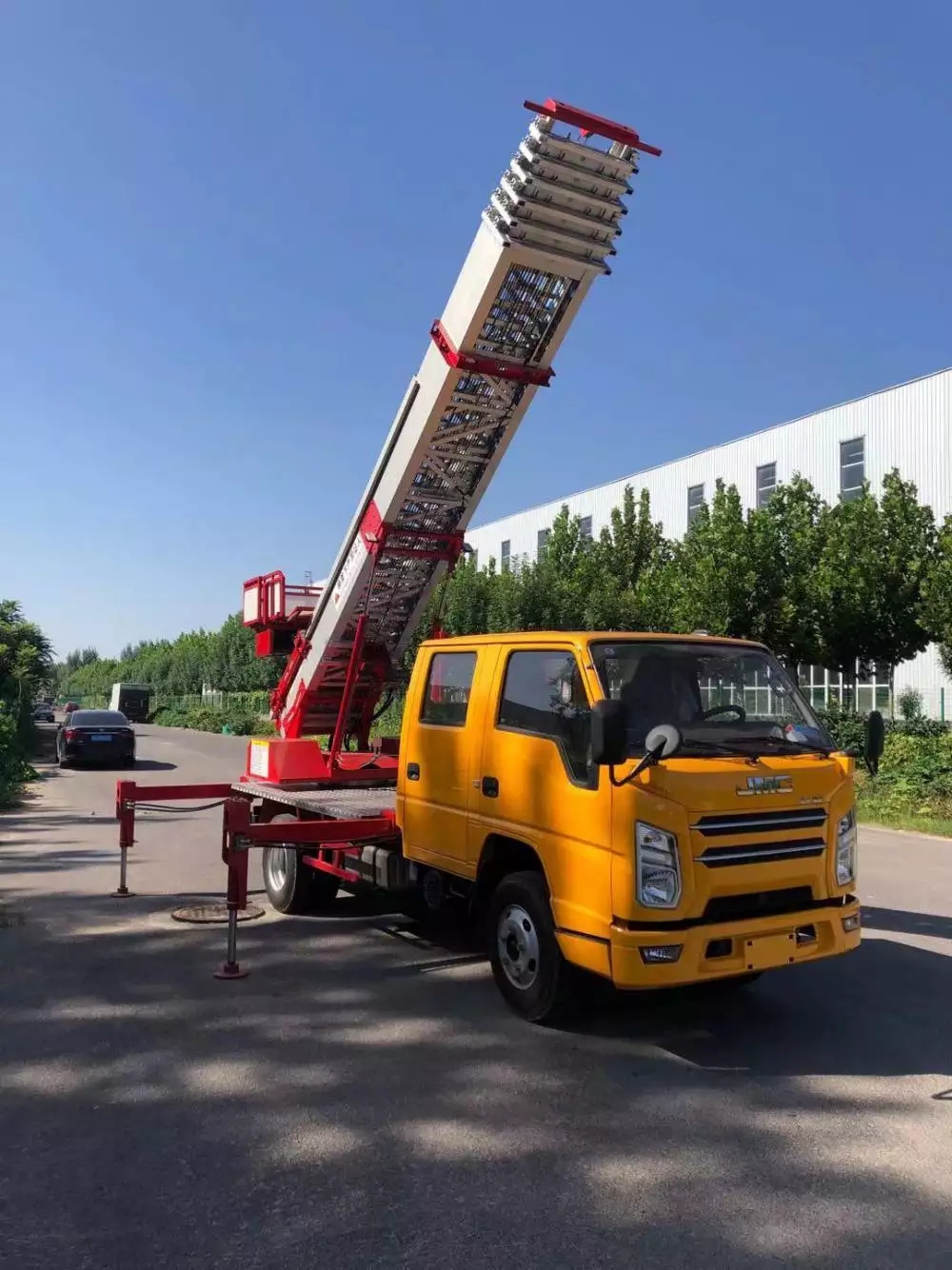 竞秀附近的云梯车出租服务：轻松解决高空作业需求